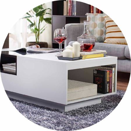 A mindkét oldalon lévő nyitott oldalsó polcok könyvekre vagy újságokra helyezhetők.